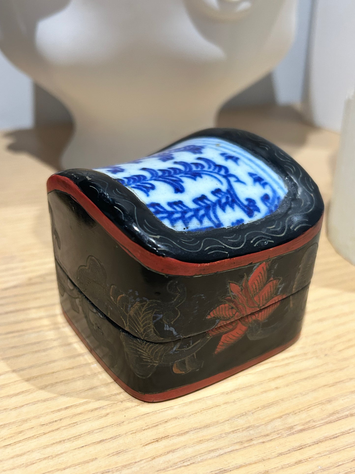 CHINESE HAND PAINTED WOODEN BOX